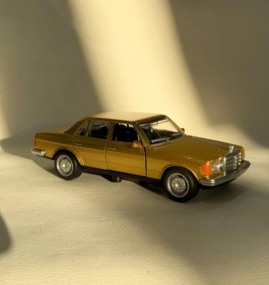 DIECAST MERCEDES BENZ W123