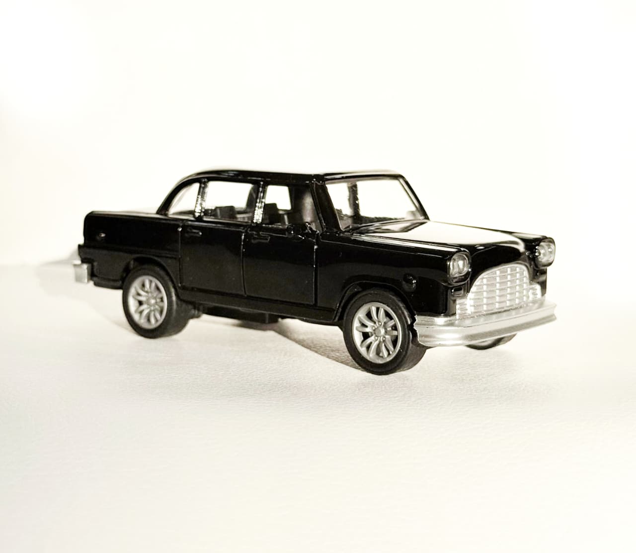 DIECAST CLASSIC VINTAGE CAR