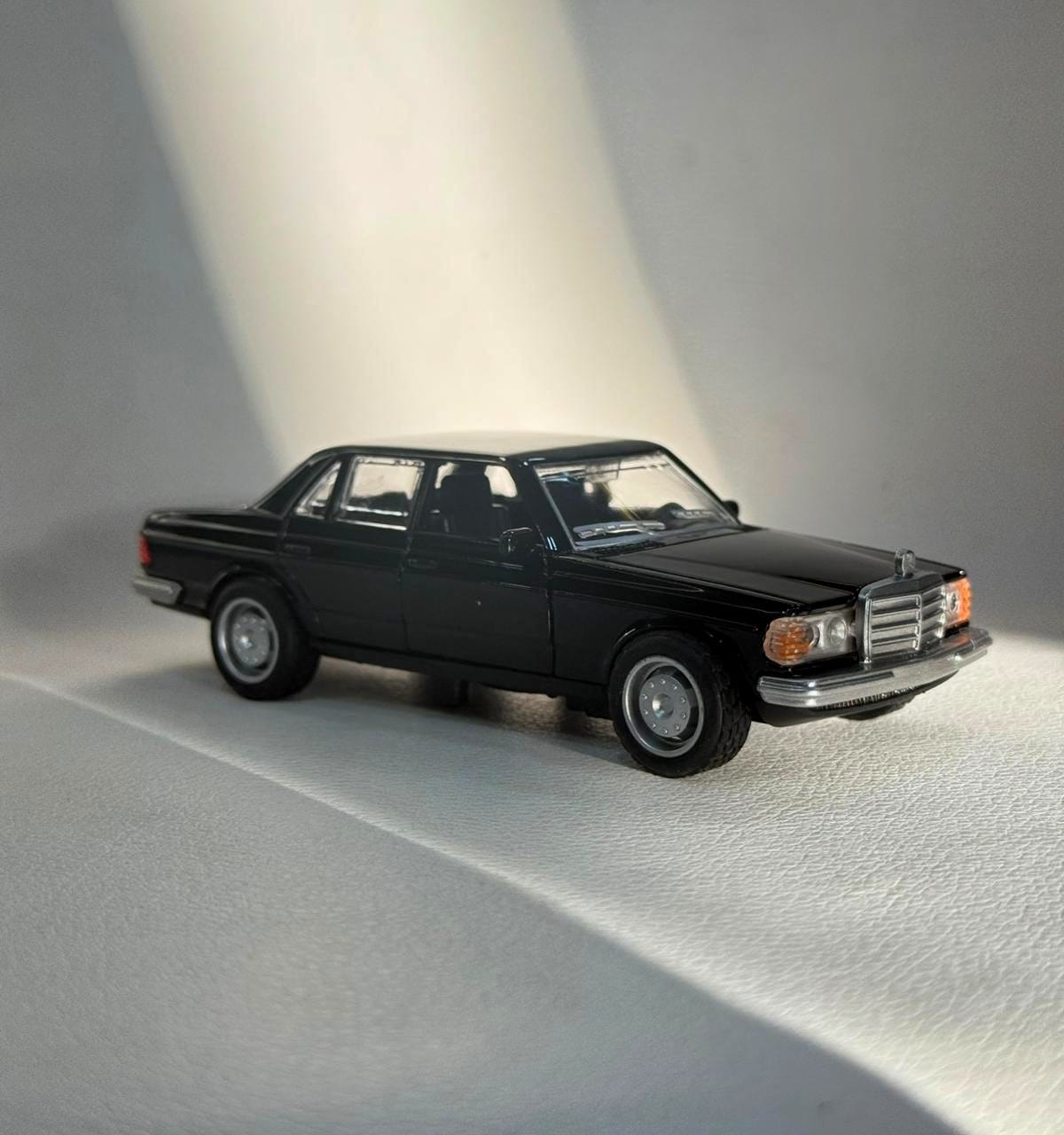 DIECAST MERCEDES BENZ W123