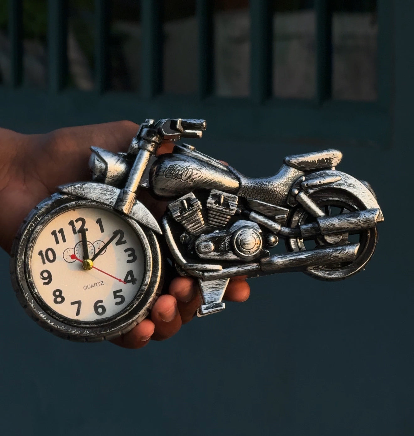 VINTAGE STYLE MOTORCYCLE/CLASSIC CAR ALARM CLOCK