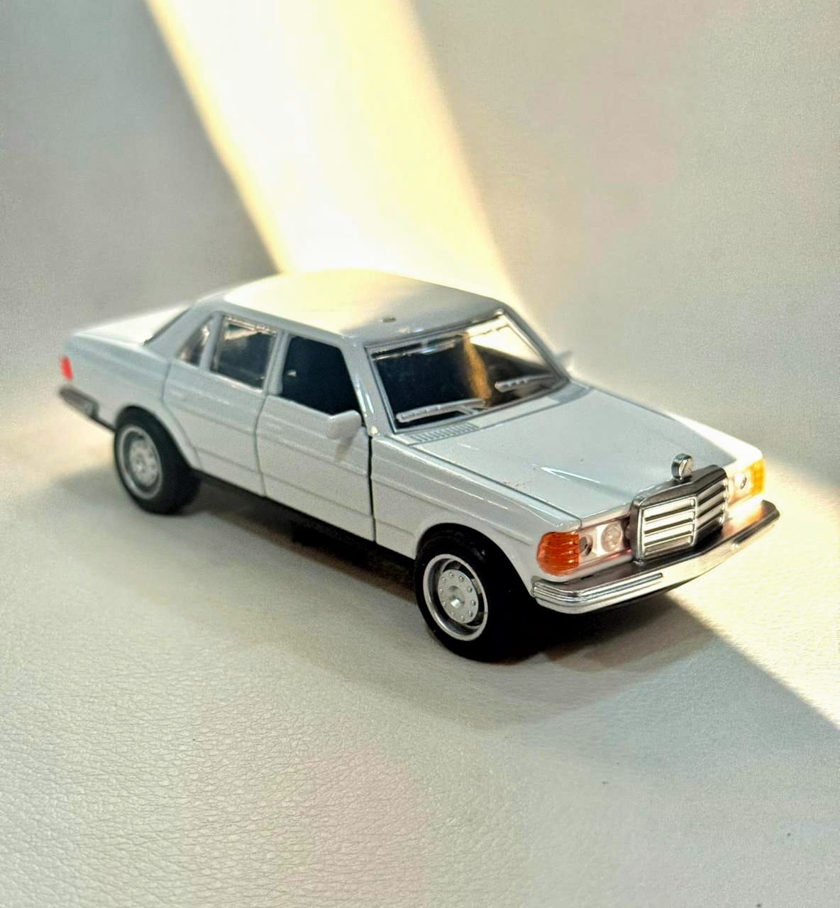 DIECAST MERCEDES BENZ W123